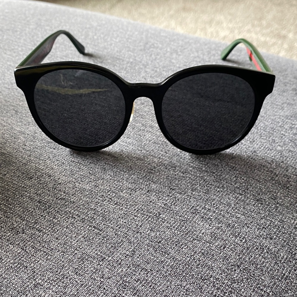 Gucci Black Round Sunglasses with hard and soft case